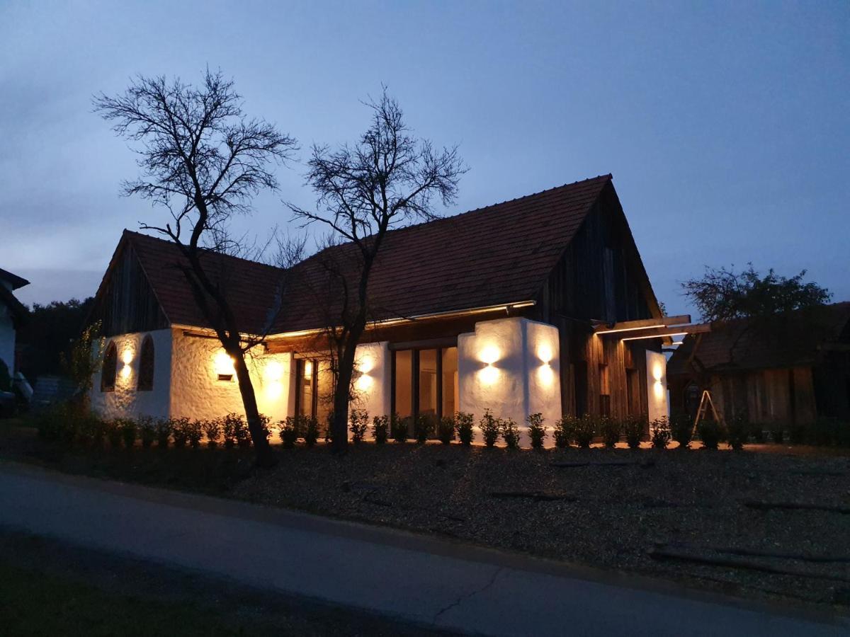 Apartment Wohlfuehloase Am Trausdorfberg Mit Sauna/whirlpool *